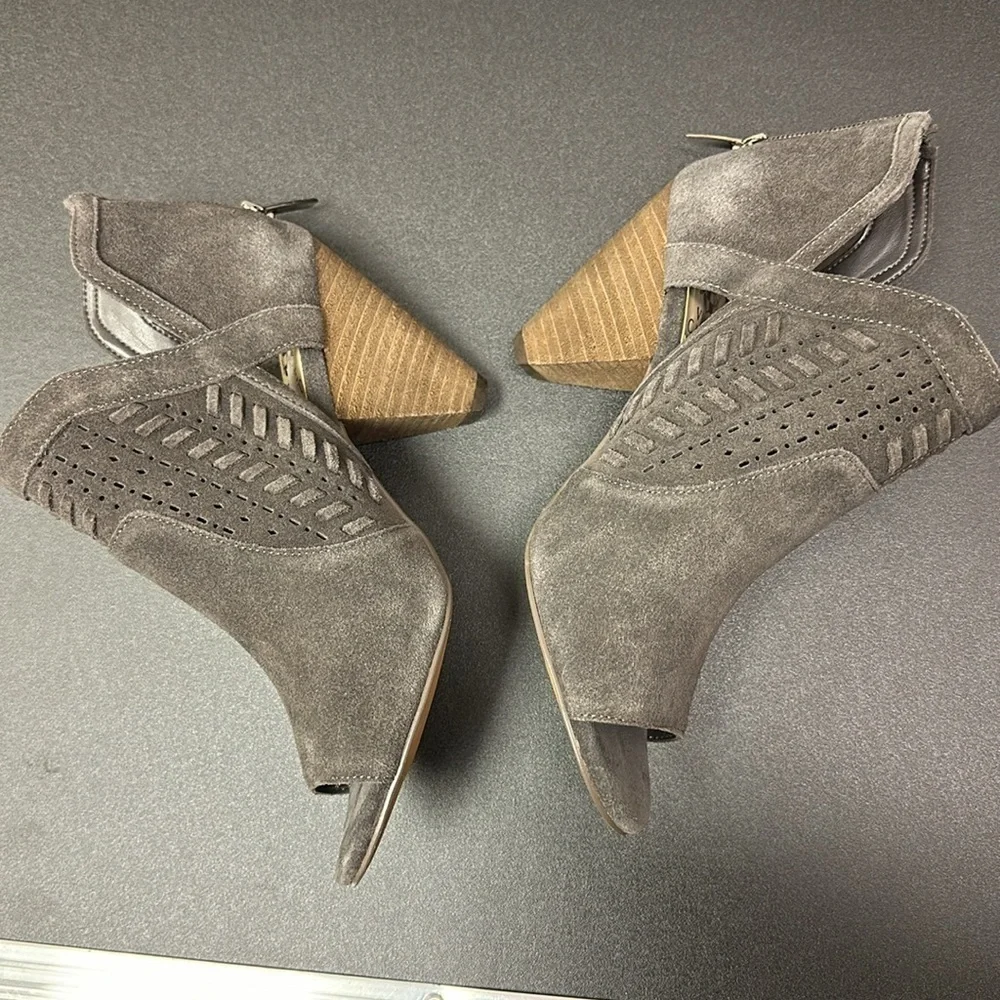 Vince Camuto size 7 M